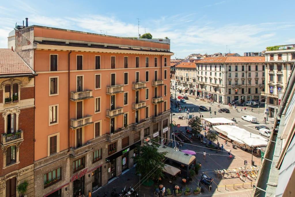 Sunshine-Filled Central On Subway Milano Esterno foto